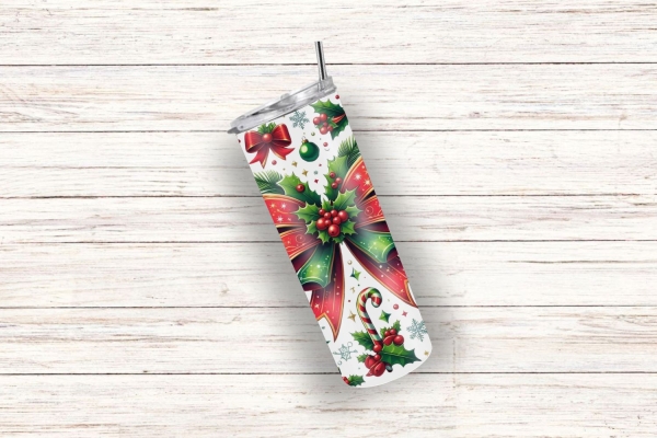 Weihnachtlicher Thermobecher mit roter Schleife, Stechpalmenblättern und Beeren auf einem hellen Holzuntergrund.